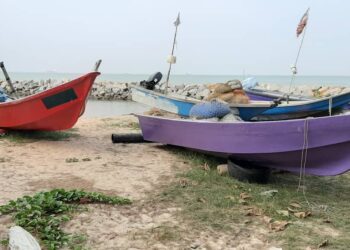 SEBAHAGIAN sampan yang tidak bernombor adalah dimiliki nelayan yang tidak mempunyai lesen di Pantai Puteri, Melaka. -UTUSAN/AMRAN MULUP