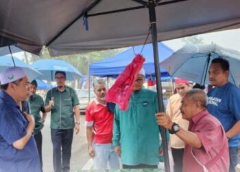 JENTERA PN Parlimen Tangga Batu bersama calonnya, Bakri Jamaluddin menyantuni para peniaga di Parlimen berkenaan.