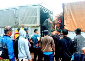 ANGGOTA bomba dan orang ramai membantu mangsa banjir di Kampung Seri Lanchang, Merlimau, Jasin, Melaka. - UTUSAN/AMRAN MULUP