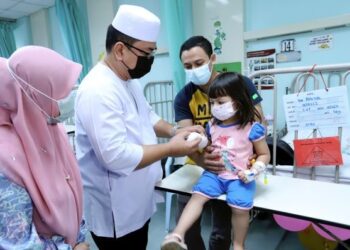 SULAIMAN Md. Ali (dua dari kiri) bersama isteri, Datin Seri Munira M. Yusop (kiri) melawat kanak-kanak pada program Santuni Kasih Permata Hati sempena sambutan ulang tahun ke-18 Bandaraya Melaka Bersejarah di Hospital Melaka. - UTUSAN/RASUL AZLI SAMAD