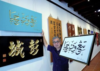 Pemilik kedai ukiran papan tanda, Fwu Chang Carving Art Gallery di Melaka, Ting Wee Chia juga berkemahiran menghasilkan kaligrafi Jawi. – GAMBAR HIASAN/Rasul Azli Samad