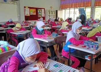 Murid SK Perempuan Methodist, Kuantan sedang mengikuti PdP di kelas dengan mematuhi SOP. – UTUSAN/AINAL MARHATON ABD. GHANI