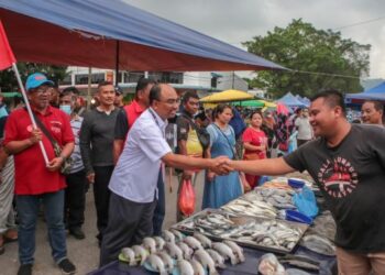 MOHAMAD Sofee Razali beramah mesra dengan para peniaga ketika melakukan aktiviti walkabout sempena kempen Parlimen Padang Serai di Taman Selasih, Kulim. - FOTO/SHAHIR NOORDIN