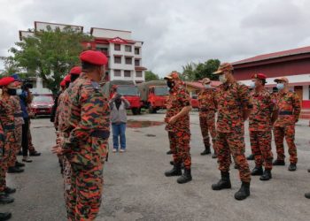 MOHAMMAD Hamdan Wahid (lima dari kanan) ketika menerima maklumat mengenai banjir di Balai Bomba dan Penyelamat Chukai di Kemaman hari ini. - FOTO/NIK NUR IZZATUL HAZWANI NIK ADNAN