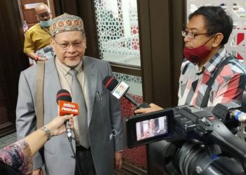 MOHD. Amar Nik Abdullah bercakap kepada pemberita selepas menghadiri Mesyuarat Exco Kerajaan Negeri Kelantan di Kota Bharu hari ini. - FOTO/ZAAIN ZIN