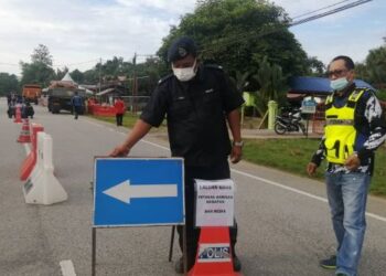 MOHD. Adli Daud (kiri) meninjau SJR susulan PKPD di Kampung Tajin di Hulu Terengganu, hari ini. - FOTO/NOOR HAYATI MAMAT