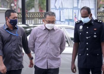 MOHD. Yuzakri Yazid (tengah) dibawa ke Mahkamah Majistret Seremban hari ini bagi dihadapkan atas sembilan pertuduhan memalsukan dokumen anggota tentera. - FOTO/MOHD. SHAHJEHAN MAAMIN