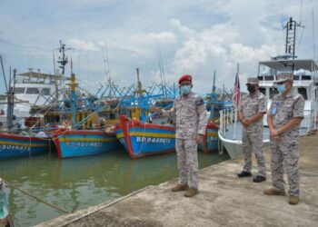 MOHD. Zubil Mat Som (kiri) menunjukkan empat bot nelayan Vietnam yang ditahan kerana menceroboh perairan negara ketika melakukan lawatan kerja di Ibu Pejabat Maritim Malaysia Terengganu, Kuala Terengganu, Terengganu. - FOTO/PUQTRA HAIRRY ROSLI