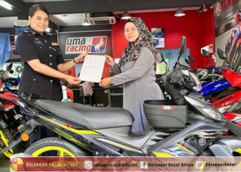 NOOR Hidayu Aziz menyampaikan sumbangan peribadi Tengku Permaisuri Norashikin berupa motosikal kepada Nur Athirah Abdul Latiff. - IHSAN FACEBOOK SELANGOR ROYAL OFFICE