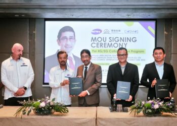 ZAHIDI Zainul Abidin (tengah) menyaksikan MOU di antara MRH Digital Sdn. Bhd. dengan Chendu Sihan Technology Stock Co. Ltd  dan Cosmos International Consultancy Sdn. Bhd. di sini hari ini. -UTUSAN/MOHD FIRDAUS MOHD JOHARI