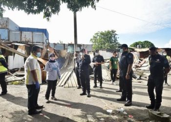 AHMAD Fadzli (kiri) mendengar penerangan daripada Jabatan Penguat kuasa MPK di Lot 4911, Jalan Teratai off Jalan Meru, Klang, Selangor hari ini. - IHSAN MPK