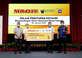 Effendy Shahul Hamid,  Adrian Ong, Dr. Mohd Hamdi Abd Syukor, dan Wakil Pelajar dari Universiti
Malaya, Wan Afiq Ikhwan Wan Alias pada majlis penutup program bantuan #DIY4UM telah diadakan di Universiti Malaya semalam.