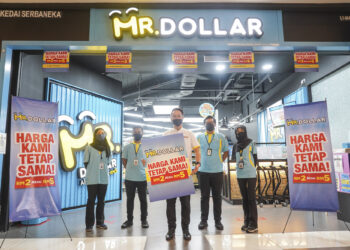 KETUA Pemasaran Mr DIY Trading Sdn Bhd, Alex Goh (tengah) bergambar bersama kakitangan kedai serbaneka Mr Dollar cawangan The Mines ketika sesi tinjauan bersama media di Kedai Serbaneka Mr Dollar, The Mines, semalam.  - UTUSAN/AMIR KHALID