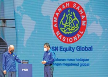 ARIFIN Zakaria (kiri) disaksikan Ahmad Zulqarnain Onn melancarkan  ASN Equity Global sempena perasmian Minggu Saham Digital 2021 di Kuala Lumpur, secara maya, semalam.  – FOTO PNB