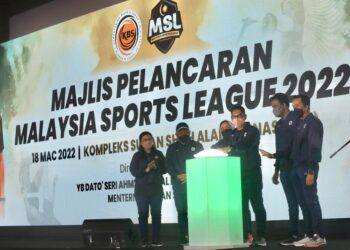 AHMAD Faizal Azumu melancarkan Liga Sukan Malaysia di Kompleks Sukan Panasonic, Shah Alam, hari ini. - UTUSAN / ZULFADHLI ZAKI