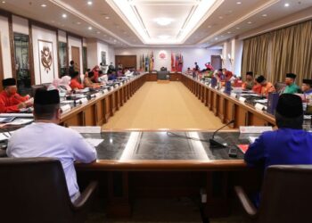 Ahmad Zahid Hamidi  mempengerusikan mesyuarat MT UMNO di Menara Datuk Onn WTC, Kuala Lumpur, semalam. - Ihsan Media UMNO