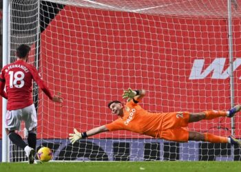 PEMAIN Manchester United, Bruno Fernandes mengambil sepakan penalti untuk gol kedua pasukannya ketika menentang Aston Villa di Old Trafford  pagi tadi. - AFP