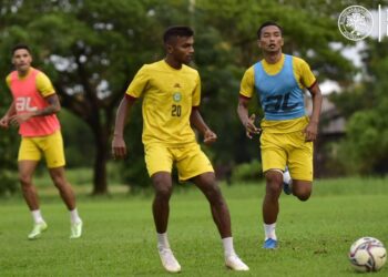 PEMAIN Melaka United menjalani latihan akhir di Padang Bola Sepak Mada, Jeragan, Alor Setar semalam dalam persiapan menghadapi Kedah pada aksi Piala Malaysia malam ini. - IHSAN MELAKA UNITED