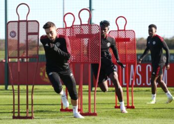 PEMAIN Manchester United menjalani latihan di Pusat Latihan Aon, Carrington semalam menjelang pertemuan menentang musuh tradisi, Liverpool esok. - IHSAN MANCHESTER UNITED