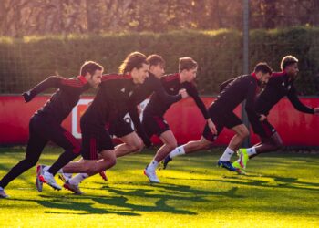 PEMAIN Manchester United menjalani latihan kelmarin dalam persiapan menghadapi Chelsea, pagi  esok.