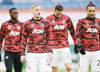 DONNY van de Beek (dua, kiri) dikatakan mengetuai pemberontakan pemain yang mahu meninggalkan Manchester United dalam pasaran perpindahan Januari atau musim panas depan.