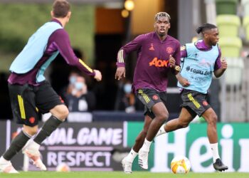 PAUL Pobga menjalani latihan bersama skuad Manchester United di Gdansk, Poland semalam dalam persiapan menentang Villarreal pada final Liga Europa esok.