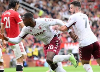 Kortney Hause  meraikan jaringannya ketika membantu Aston Villa menumpaskan Manchester United 1-0.