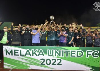 MOHD. Ali Rustam (empat, kiri) bersama barisan pemain Melaka United yang muncul juara Piala TYT 2022 selepas menewaskan Selangor FC 4-3 menerusi sepakan penalti di Stadium Hang Jebat, Melaka kelmarin