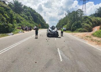 KEADAAN kereta Perodua Myvi yang remuk bahagian hadapan selepas berlanggar dengan sebuah motosikal di Jalan Sungai Rengit-Kota Tinggi, Johor.