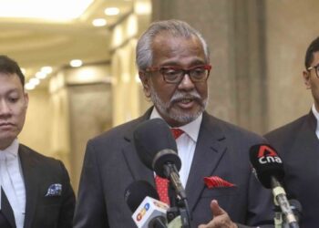 MUHAMMAD Shafee Abdullah bercakap pada sidang akhbar selepas pendengaran keputusan permohonan Najib Razak di Mahkamah Persekutuan Putrajaya, semalam. - FOTO/FAISOL MUSTAFA 