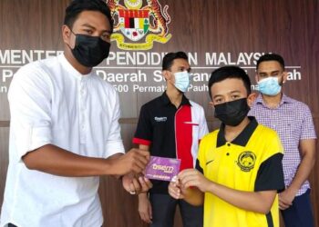 MUHAMMAD Zikri Zulkifli (kiri) menyerahkan pakej aplikasi pendidikan keluaran syarikat Think Osem kepada salah seorang penerima di pejabat pendidikan daerah (PPD) Seberang Perai Tengah (SPT) di Permatang Pauh, Pulau Pinang hari ini.