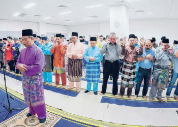 MUHYIDDIN Yassin mengimamkan solat maghrib selepas menghadiri Majlis Berbuka Puasa Timbalan Perdana Menteri Bersama Media di Surau Al-Huda, Ibu Pejabat Utusan Melayu (M) Berhad, Jalan Utusan, Kuala Lumpur pada 7 Julai 2015.