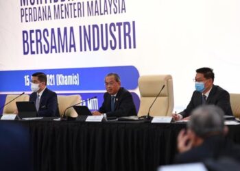 MUHYIDDIN Yassin dalam Majlis Perjumpaan Bersama Industri di Dewan Perdana Kementerian Perdagangan Antarabangsa dan Industri, Kuala Lumpur hari ini. - FACEBOOK PM