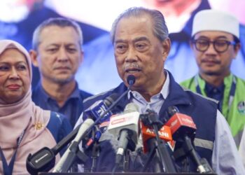 MUHYIDDIN Yassin dalam sidang akhbar di Shah Alam, hari ini. - UTUSAN/AFIQ RAZALI