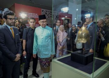 ANWAR Ibrahim melawat galeri Pameran ‘Lukisan Orientalis: Cerminan atau Bayangan?’  di Muzium Kesenian Islam, Kuala Lumpur. - UTUSAN/FARIZ RUSADIO