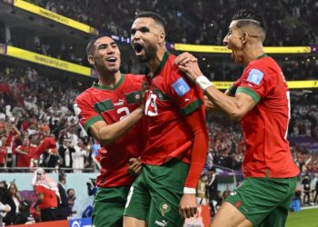 Penyerang Maghribi, Youssef En-Nesyri (tengah) menerima pujian rakan sepasukan selepas menjaringkan gol tunggal perlawanan menentang Portugal di Doha, kelmarin. Maghribi mara ke separuh akhir dan akan menentang Perancis. - AFP