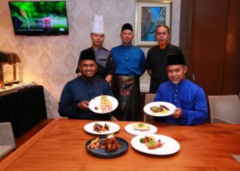 MOHD. Fadzil Hashim (duduk, kiri) menunjukkan menu Bufet Ramadan ‘santapan Sepurnama@Casa De Madani, Malakat Mall, Cyberjaya, semalam. - FOTO/FAISOL MUSTAFA 