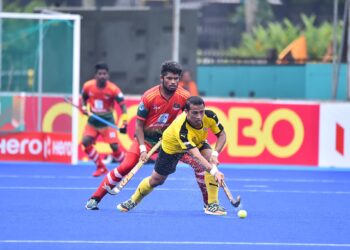 AKSI pemain Malaysia (kuning) ketika menentang Bangladesh dalam perlawanan terakhir Kumpulan B, Piala Asia 2022. - IHSAN MHC