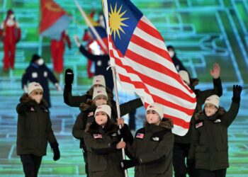 ARUWIN Salehhuddin (kiri) dan Jeffrey Webb membawa Jalur Gemilang, mengetuai perbarisan kontinjen Malaysia dalam Sukan OIimpik Musim Sejuk 2022 di Stadium Nasional, Beijing malam tadi. - AFP