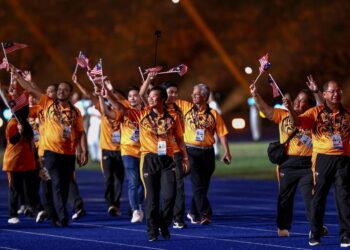 KONTINJEN Malaysia berarak pada majlis penutupan Sukan SEA 2023 di Stadium Nasional Morodok Techo, Phnom Penh kelmarin. - UTUSAN/AMIR KHALID