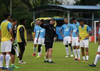 BRAD Maloney (tengah) akan membimbing skuad muda negara dalam kempen Piala AFF Bawah 23 tahun.