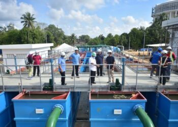 MAMAD Puteh (tengah) meninjau Loji Rawatan Air Pulau Bahagia di Kuala Terengganu yang dijangka beroperasi beberapa hari lagi.