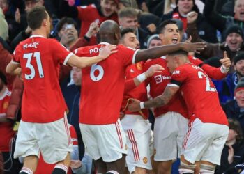 HUBUNGAN pemain Manchester United kembali erat dan ia dapat disaksikan ketika mereka menundukkan Spurs dalam aksi Liga Perdana Inggeris di Old Trafford. - AFP