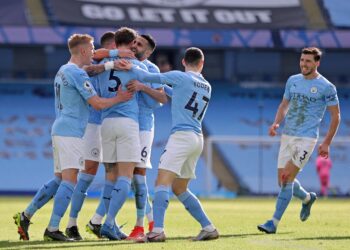 JOHN Stones meraikan jaringan bersama rakan-rakan sepasukan ketika membantu Manchester City menumpaskan West Ham 2-1 dalam aksi Liga Perdana Inggeris di Stadium Etihad, Manchester hari ini. - AFP