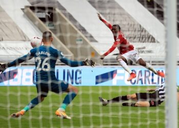 AARON Wan-Bissaka (tengah) meledak gol ketiga Manchester United ketika mengalahkan Newcastle dalam aksi Liga Perdana Inggeris di St. James' Park, Newcastle-upon-Tyne awal pagi tadi. - AFP