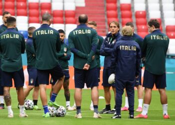 ROBERTO Mancini memberi arahan kepada pasukan dalam sesi latihan Itali di Allianz Arena, Munich semalam. - AFP