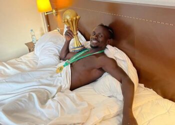 SADIO Mane bersama trofi Piala Negara-Negara Afrika.