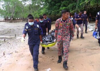 Pasukan mencari dan menyelamat mengusung mayat Muhammad Azri Abdullah yang ditemukan tersangkut pada pokok bakau di Pantai Kampung Balak, Pasir Panjang, Port Dickson -UTUSAN/ZAKKINA WATI AHMAD TARMIZI.