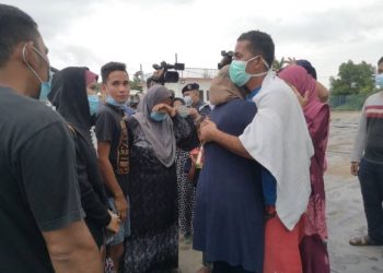 SALAH seorang mangsa bot karam yang terselamat dipeluk isteri sebaik tiba di Pangkalan Maritim Malaysia Kelantan, Tok Bali, Pasir Puteh, Kelantan hari ini.