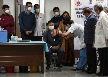 MANISH menerima suntikan vaksin Covid-19 di All India Institute of Medical Sciences (AIIMS) di New Delhi. - AFP